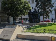 O poveste din Cluj despre o statuie de Romulus Ladea care trebuie pusă la loc