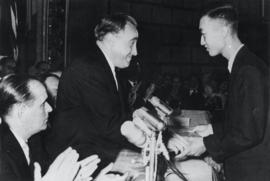 02-Li-Min-Qiang-felicitat-de-dirijorul-C.-Silvestri