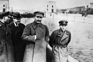 voroshilov_molotov_stalin_with_nikolai_yezhov