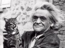 L'écrivain Joseph Kessel et son chat Mustapha II.