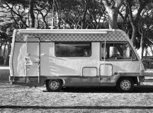 Rămase întrebându-se